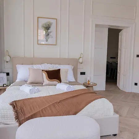 4 Minutes National Theather Apartment, Daire