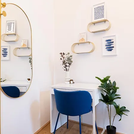 4 Minutes National Theather Apartment, *