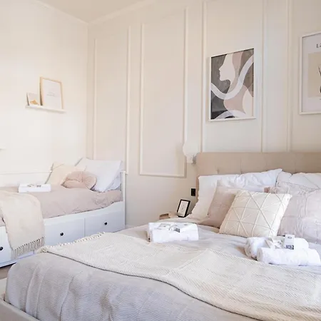 4 Minutes National Theather Apartment,
