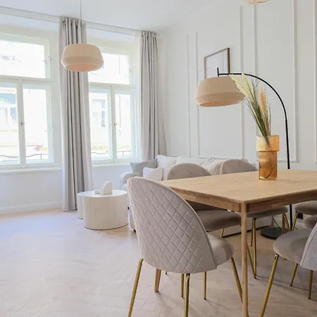 Rentero Apartment, 4 Minutes National Theather, * 프라하